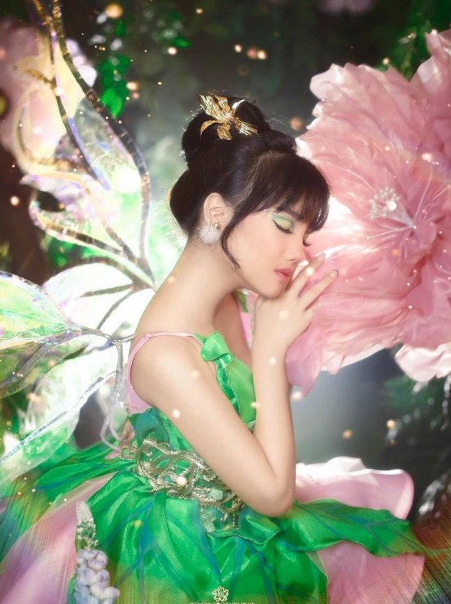 Penampilan Fuji juga semakin terlihat cantik dengan aksesori berupa anting bulu di kedua telinganya dan riasan wajah senada. Riasan matanya tampak didominasi oleh warna hijau yang senada dengan dress yang dikenakannya. Foto: Instagram/@fdphotography90