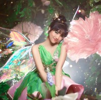 Terinspirasi dari kisah Tinkerbell yang hidup di hutan, latar belakang pemotretan tersebut juga dibuat seolah seperti berada di hutan dengan dipenuhi berbagai tumbuhan hijau dan bunga-bunga yang cantik. Foto: Instagram/@fdphotography90