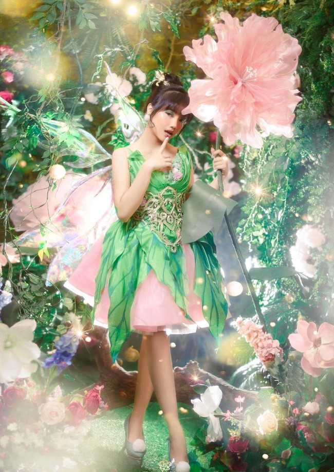 Memiliki tubuh mungil dan wajah yang imut, karakter Tinkerbell memang tampak cocok dikenakan oleh adik Bibi Ardiansyah tersebut. Ditambah dengan riasan yang sesuai, penampilan Fuji pun berhasil disulap jadi bak peri sungguhan. Foto: Instagram/@fdphotography90