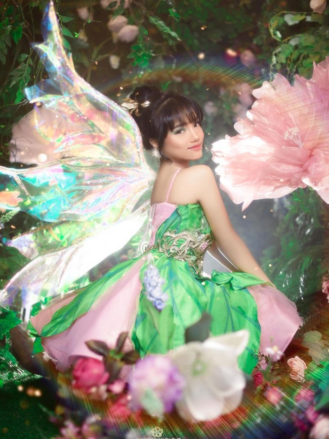 Berpose menoleh ke arah kamera, Fuji terlihat begitu cantik. Jadi menurutmu apakah Fuji cocok menjadi Tinkerbell versi Indonesia? Foto: Instagram/@fdphotography90