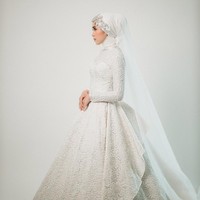 Tak harus selalu full-payet untuk terlihat mewah. Detail bordir dan lace pada keseluruhan busana pun membuat penampilan pengantin hijab tampak glamor. Foto: Weddingku/ Ivory Bridal