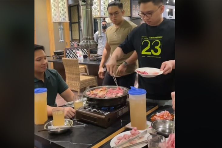 Gegara Makan Terlalu Banyak, Orang-orang Ini Diusir hingga Masuk Rumah Sakit