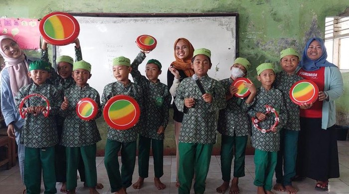 Berkat sahabat baik, anak-anak MI Mansyaul Huda, Muara Gembong, Bekasi, Jawa Barat punya rebana dan speaker baru untuk mengasah kreativitas. Ini cerita mereka.