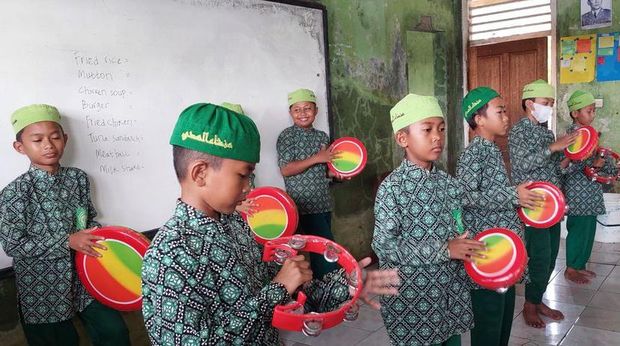 Berkat sahabat baik, anak-anak MI Man'syaul Huda, Muara Gembong, Bekasi, Jawa Barat punya rebana dan speaker baru untuk mengasah kreativitas. Ini cerita mereka.