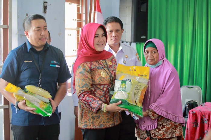 Bupati Klaten, Sri Mulyani menyerahkan bahan pokok saat bazar pangan murah di Kecamatan Karangdowo.