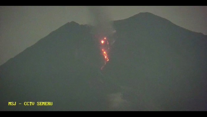Gunung Semeru keluarkan lava pijar