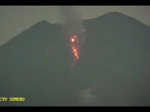 Guguran Lava Pijar Semeru Sejauh 800 Meter Mengarah ke Tenggara-Besuk Kobokan