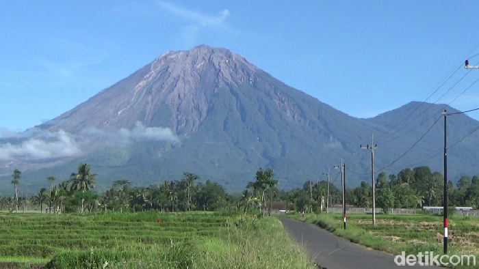 Gunung Semeru setelah mengeluarkan lava pijar