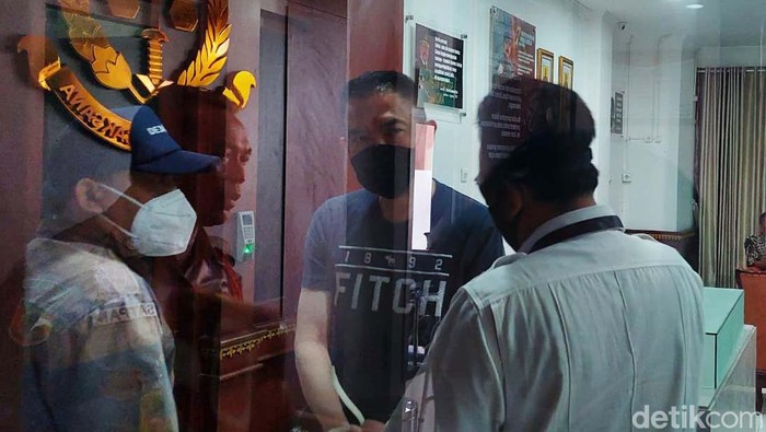 DJP Jakarta Pusat menyerahkan tersangka dan barang bukti kasus tindak pidana pajak berinisial TB ke Kejari Jakarta Pusat. Pengemplang pajak ini rugikan negara Rp 317 M.
