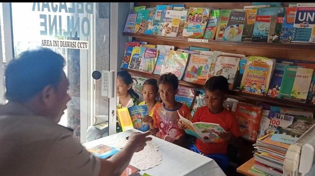 Ipda Thomas Radiena mendirikan Rumah Baca Batu Piak