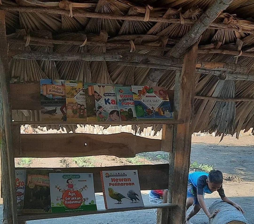 Ipda Thomas Radiena mendirikan Rumah Baca Batu Piak