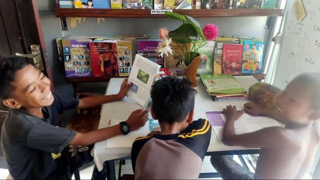 Ipda Thomas Radiena mendirikan Rumah Baca Batu Piak