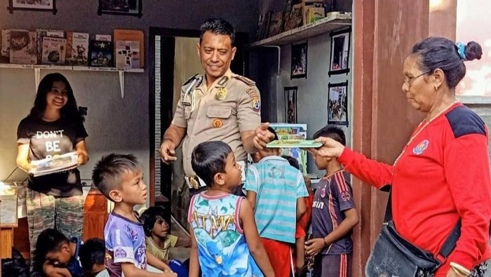 Ipda Thomas Radiena mendirikan Rumah Baca Batu Piak