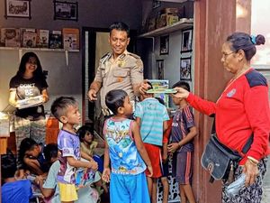 Kenalkan Ipda Thomas, Kapolsek Peduli Literasi Anak-anak Nelayan Kota Kupang