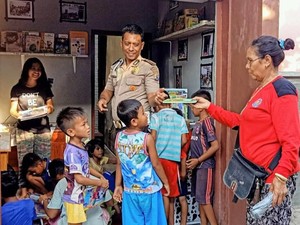 Kenalkan Ipda Thomas, Kapolsek Peduli Literasi Anak-anak Nelayan Kota Kupang