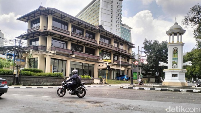 Jalan berlubang di dekat Balai Kota Bandung.
