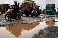 Ini Cara Yang Tepat Lewati Jalan Rusak