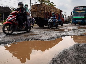 Ini Cara yang Tepat Lewati Jalan Rusak