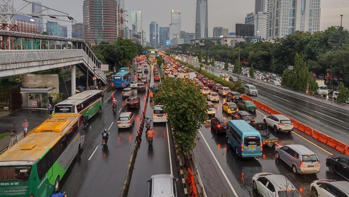 Jalanan macet, motor dan mobil menerobos busway Gatot Subroto arah Cawang