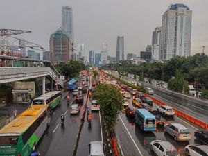 Hujan dan Macet di Gatot Subroto, Mobil dan Motor Terobos Busway
