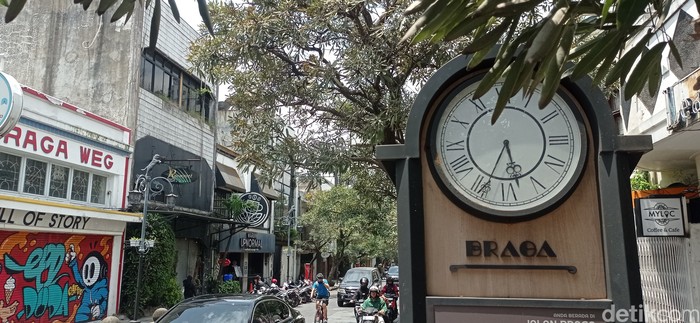 Jam penunjuk lokasi yang tak berfungsi di Jalan Braga
