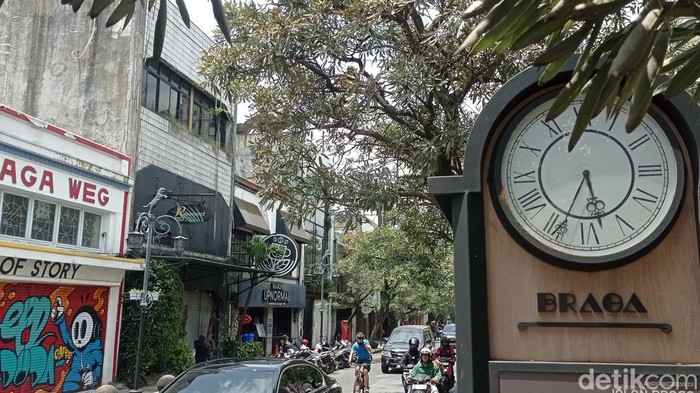Jam penunjuk lokasi yang tak berfungsi di Jalan Braga