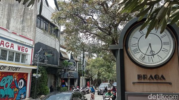 Jam penunjuk lokasi yang tak berfungsi di Jalan Braga