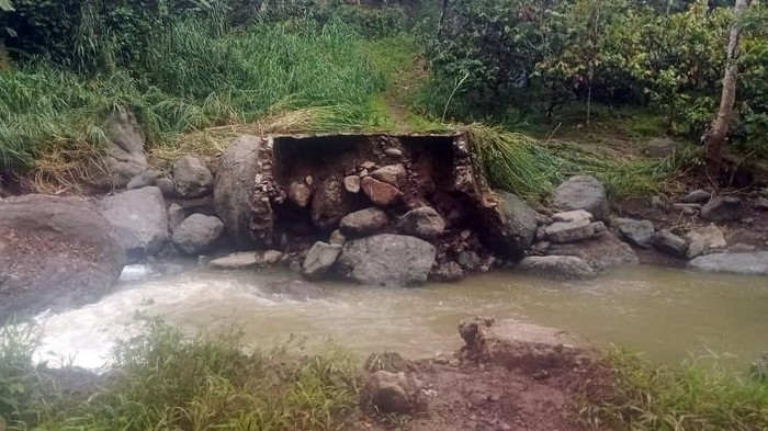 Jembatan ambruk di Polman, Sulbar.