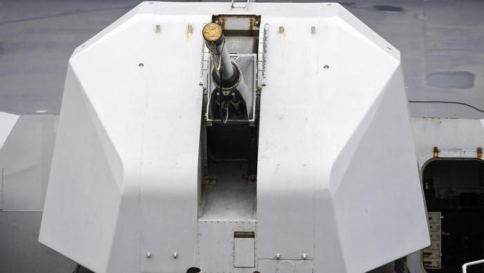 Pengunjung mengamati kapal perang Angkatan Laut Prancis, La Fayette (F710) saat sandar di Dermaga Jakarta International Container Terminal (JICT) II, Tanjung Priok, Jakarta, Selasa (28/3/2023). Dua kapal perang Angkatan Laut Prancis, LHD Dixmude (L9015) dan La Fayette (F 710) singgah di Jakarta, dalam rangkaian pelayaran misi penutup pelatihan kadet Akademi Angkatan Laut Prancis 'Jeanne dÕArc' yang berlangsung selama 155 hari sejak Februari hingga Juli mendatang. ANTARA FOTO/M Risyal Hidayat/foc.