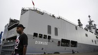 Kapal perang Prancis LHD Dixmude (L9015) juga bersandar di Tanjung Priok, Jakarta.