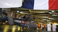 Kapal perang LHD Dixmude (L9015) juga dilengkapi dengan helikopter Dauphin.