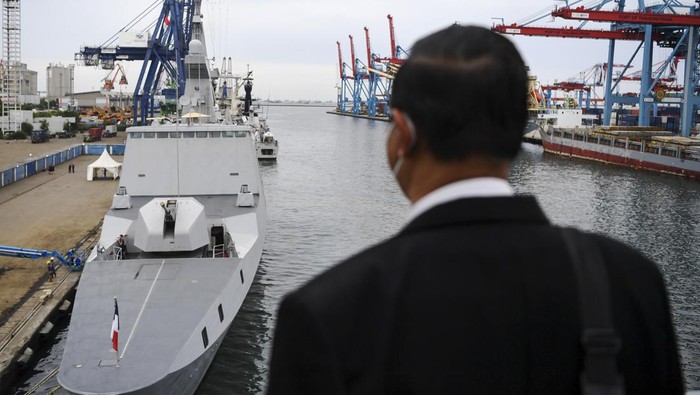 Pengunjung mengamati kapal perang Angkatan Laut Prancis, La Fayette (F710) saat sandar di Dermaga Jakarta International Container Terminal (JICT) II, Tanjung Priok, Jakarta, Selasa (28/3/2023). Dua kapal perang Angkatan Laut Prancis, LHD Dixmude (L9015) dan La Fayette (F 710) singgah di Jakarta, dalam rangkaian pelayaran misi penutup pelatihan kadet Akademi Angkatan Laut Prancis 'Jeanne dÕArc' yang berlangsung selama 155 hari sejak Februari hingga Juli mendatang. ANTARA FOTO/M Risyal Hidayat/foc.