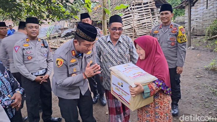 Kapolres Jombang membagikan paket sembako ke warga
