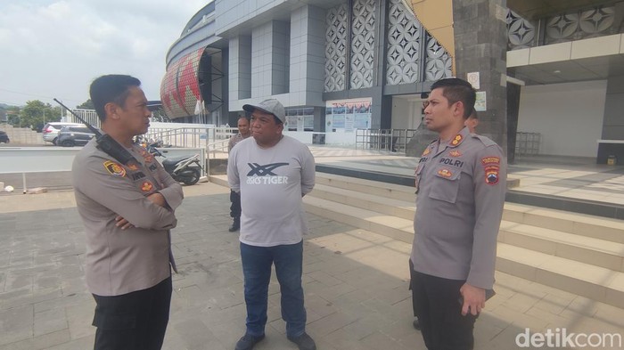 Kapolrestabes Semarang Kombes Irwan Anwar bersama Wakapolrestabes Semarang AKBP Yuswanto Ardi di Stadion Jatidiri, Semarang, Rabu (29/3/2023).