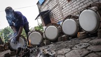 Kerajinan rebana dengan bahan kulit kambing tersebut mengalami penurunan produksi hingga 50 persen dari 40 pasang menjadi 20 pasang per hari akibat proses penjemuran terkendala cuaca.