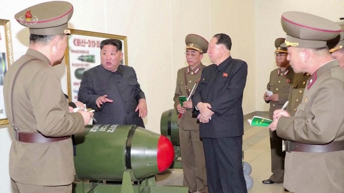 Pemimpin Korea Utara Kim Jong Un memamerkan sejumlah hulu ledak nuklir terbaru yang berukuran kecil. Hulu ledak itu bernama Hwasan-32.