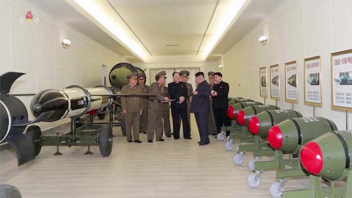 Kim Jong Un Pamer Hulu Ledak Nuklir Terbaru Pemimpin Korea Utara Kim Jong Un memamerkan sejumlah hulu ledak nuklir terbaru yang berukuran kecil. Hulu ledak itu bernama Hwasan-32.
