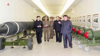 Kim Jong Un menginspeksi senjata nuklir taktis terbaru buatan Korut dan teknologi untuk memasang hulu ledak pada rudal balistik, serta rencana operasi serangan balik nuklir.