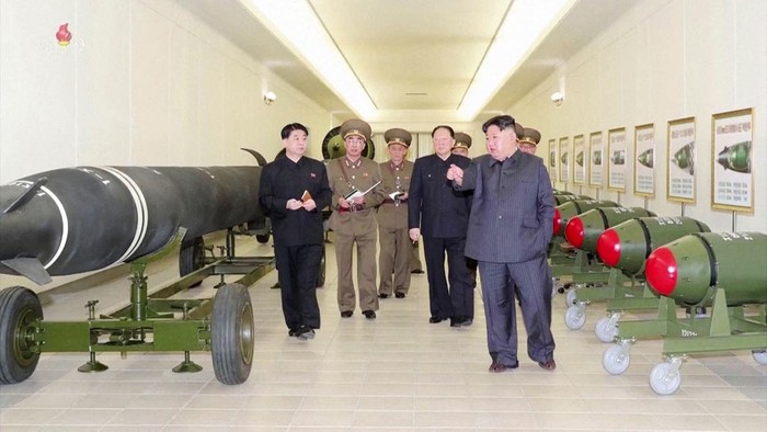 Kim Jong Un Pamer Hulu Ledak Nuklir Terbaru Pemimpin Korea Utara Kim Jong Un memamerkan sejumlah hulu ledak nuklir terbaru yang berukuran kecil. Hulu ledak itu bernama Hwasan-32.
