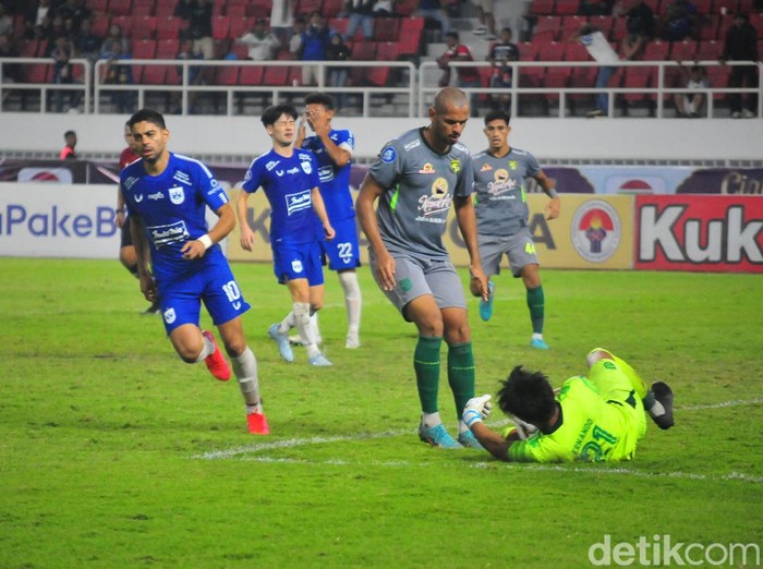 Kiper Persebaya, Ernando Ari (hijau) saat menggagalkan tendangan penalti PSIS di menit akhir di Stadion Jatidiri, Semarang, Rabu (29/3/2023) malam.