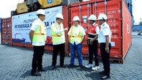 Hadir dalam acara tersebut (ki-ka) Satgas Pangan Kepolisian RI Kombes Pol Hermawan, Deputi Penganekaragaman Konsumsi dan Kemanan Pangan Badan Pangan Nasional, Andriko Noto Susanto, Tenaga Ahli Menteri Perubungan RI, Andre Mulpyana, Vice President Usaha Barang Non Komersial PT Pelni, Antonius L Gaol, Kasubdit Angkutan Laut Khusus dan Jasa Usaha Terkait Ditjen Perhubungan Laut Kementerian Perhubungan, Arief Agustian berbincang disela acara.