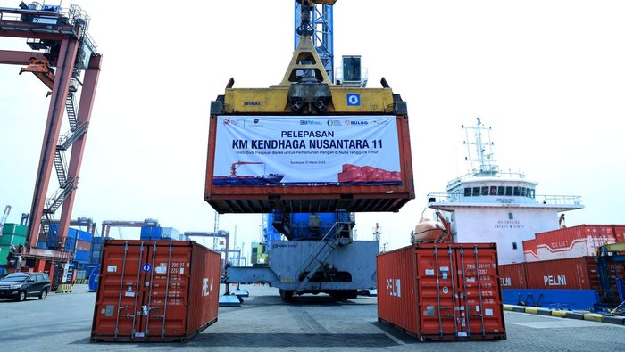 Pelni mengerahkan KM Kendhaga Nusantara untuk mendistribusikan 800 ton beras BULOG kemasan 5 kg ke Nusa Tenggara Timur dari Pelabuhan Tanjung Perak, Surabaya.