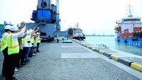 Pengiriman 800 ton beras BULOG dalam kemasan 5 kg itu  dikirimkan ke Nusa Tenggara Timur menggunakan KM Kendhaga Nusantara 11 dari Pelabuhan Tanjung Perak, Surabaya, Rabu (29/3). 