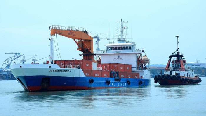 Pelni mengerahkan KM Kendhaga Nusantara untuk mendistribusikan 800 ton beras BULOG kemasan 5 kg ke Nusa Tenggara Timur dari Pelabuhan Tanjung Perak, Surabaya.