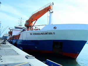 KM Kendhaga Nusantara 11 Distribusikan Pasokan Beras di Timur Indonesia