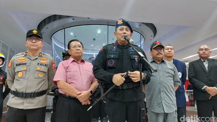 Komandan Korps Brigade Mobil (Dankorbrimob), Komjen Anang Revandoko, meresmikan Gedung Tan Satrisna di Cikeas Udik, Bogor, Jawa Barat.  (Rumondang Naibaho/detikcom)