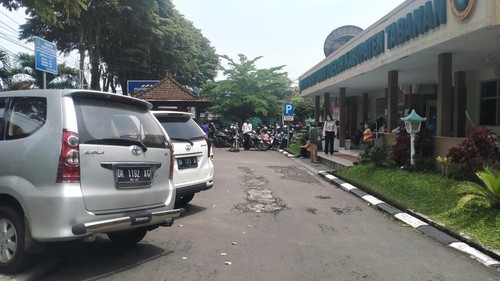 Kondisi akses masuk dan tempat parkir di depan poliklinik RSUD Tabanan saat kini yang mulai tidak memadai.