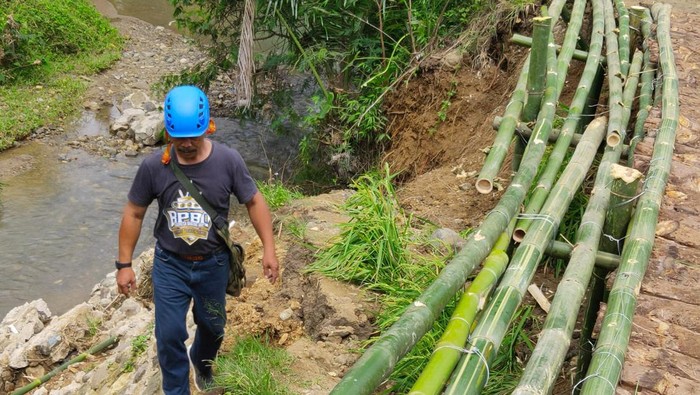 Kondisi jalan penghubung 3 dusun di KBB yang mengalami longsor Kondisi jalan penghubung 3 dusun di KBB yang mengalami longsor