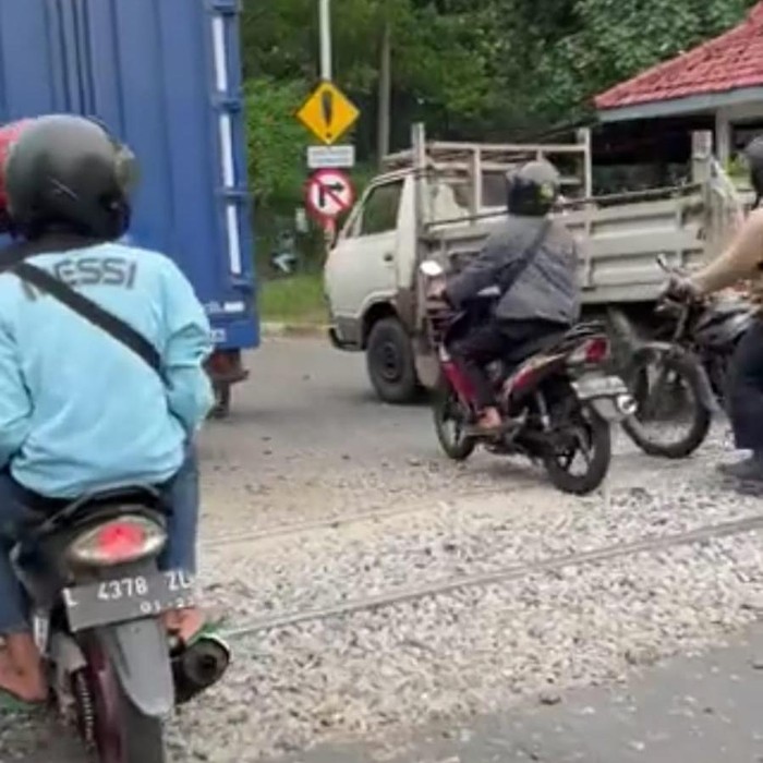 Kondisi Perlintasan Kereta Api di Tandes Surabaya