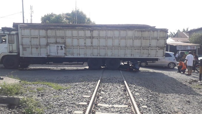 Kondisi truk rusak di  atas rel kereta api. (Foto: Istimewa)